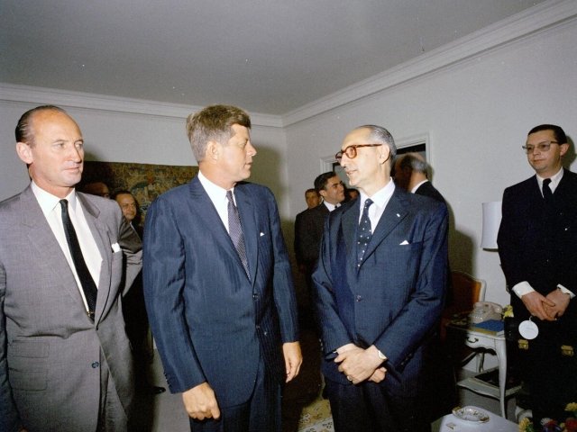 Photograph of John Kennedy and Arturo Frondizi