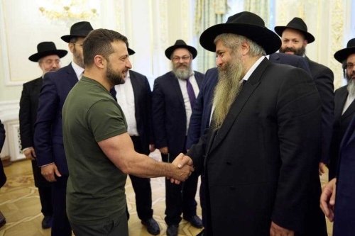Rabbi Moshe Azman shakes hands with Ukrainian President Volodymyr Zelenskyy