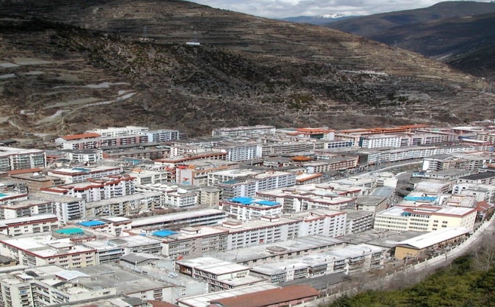 Town of Kangding, following contours of river