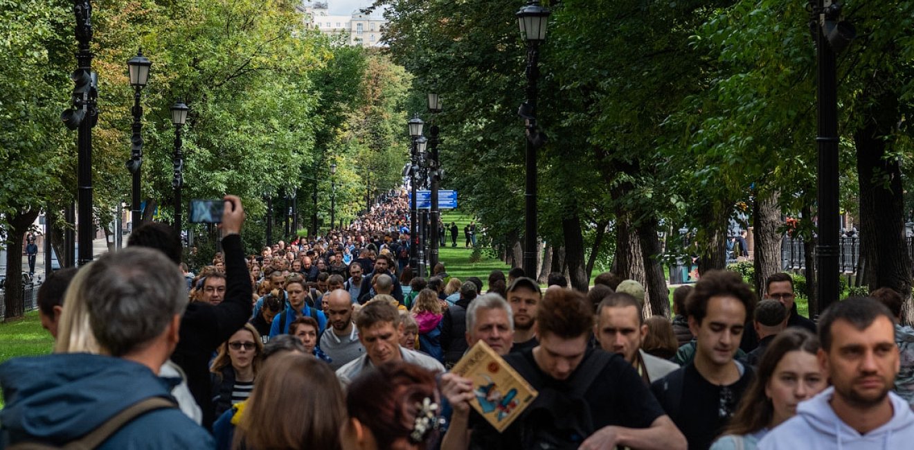 A procession of protesters walks in Moscow during the August 3 protests. Source: Photo credit: Ilya Varlamov, CC-BY-SA 4.0