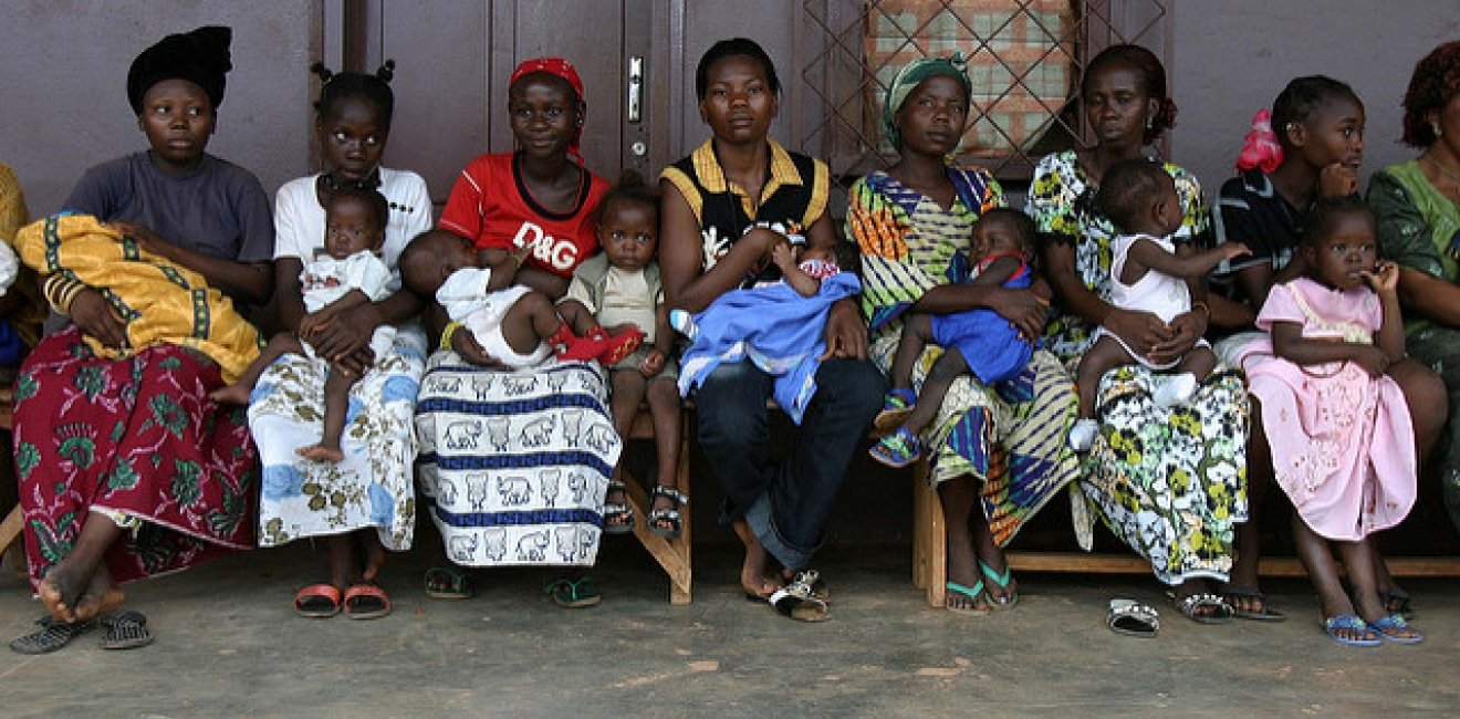 Mothers in Bangui, Central African Republic. Photo by Pierre Holtz for UNICEF, by Flickr. Creative Commons.