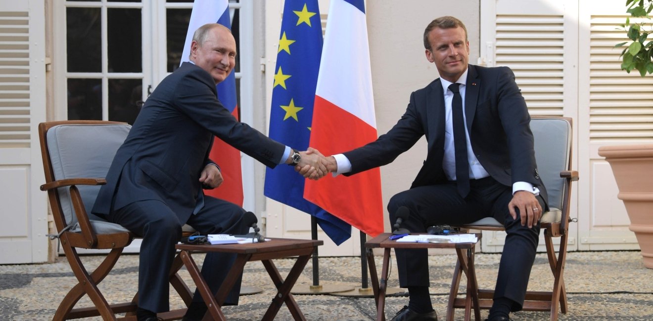 Russian President Vladimir Putin poses with French President Emmanuel Macron in August. Source: Kremlin.ru