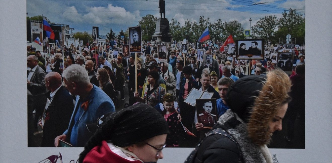 People pass an exhibit commemorating the annexation of Crimea. Source: varlamov.ru, CC-BY-SA 4.0