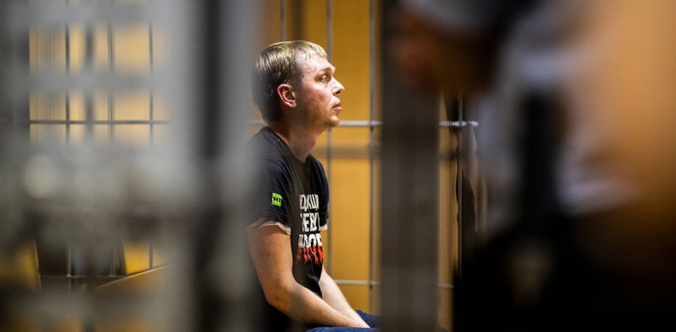 Ivan Golunov sits in a jail cell in Moscow. Source: Evgeniy Feldman, Meduza, CCBY 4.0