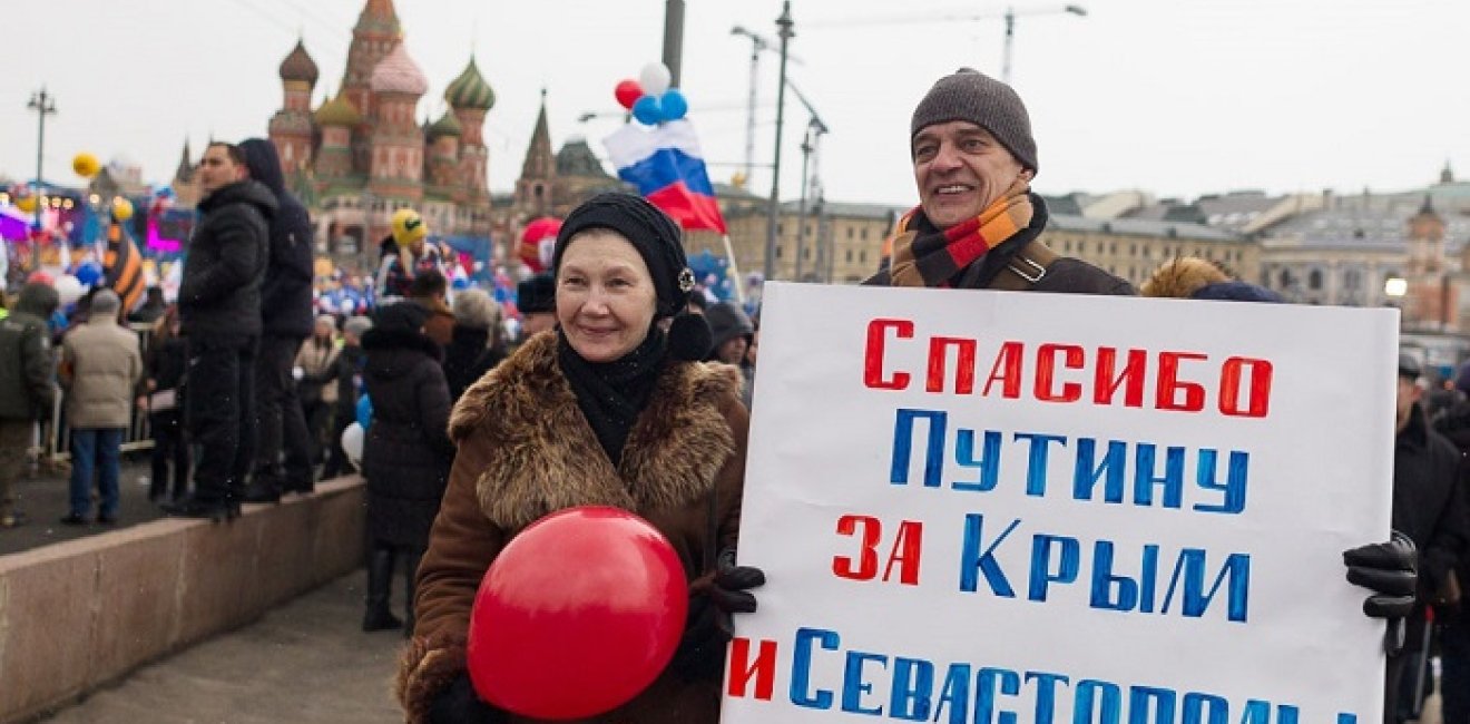 Two Russians holding a pro Crimean seizure sign. Source: CC-BY-SA 4.0.