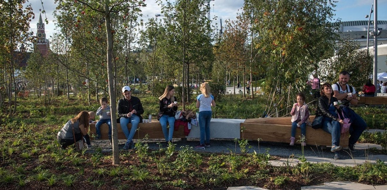 A group of people picnic at Zaryadye Park in Moscow. Source: Varlamov, CC-BY-SA 4.0