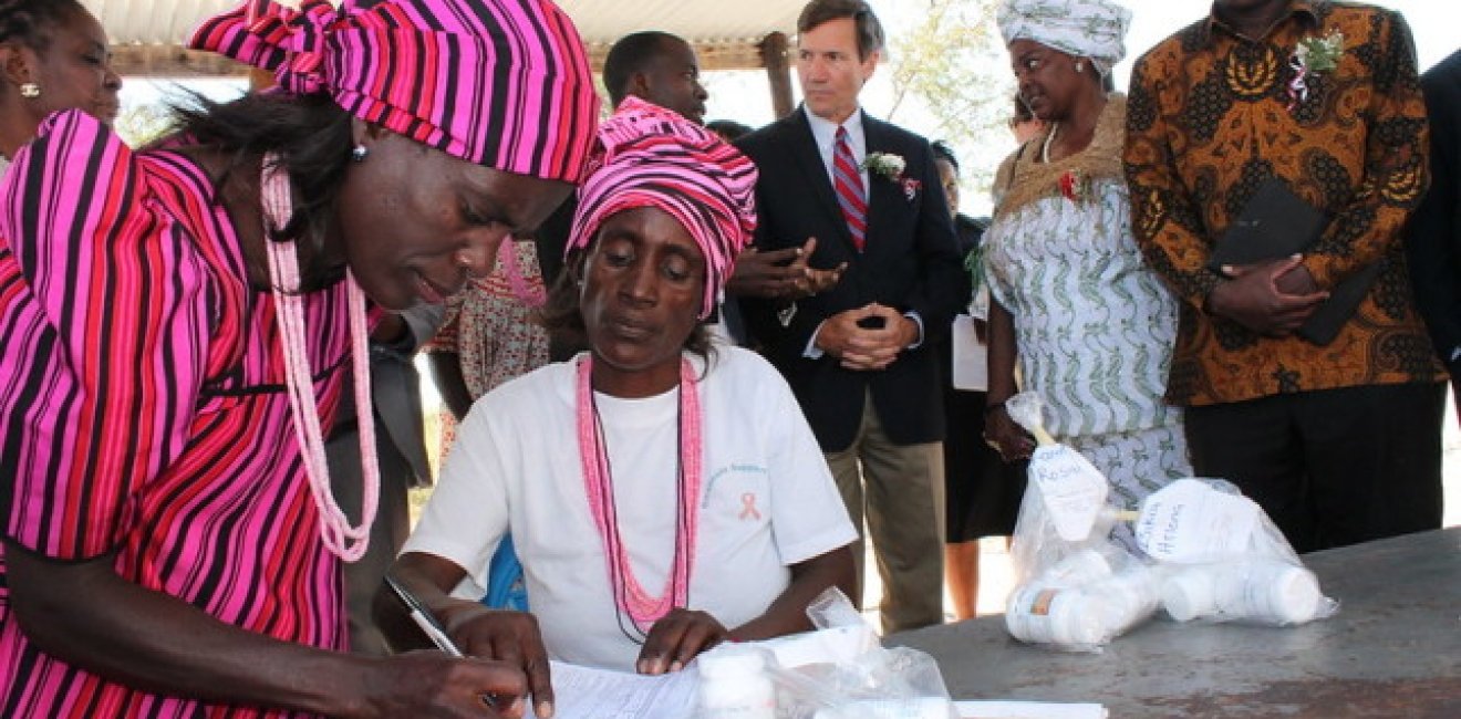 Namibia’s Onyaanya-Gwaanaka Refill Group distributing ARV community members.