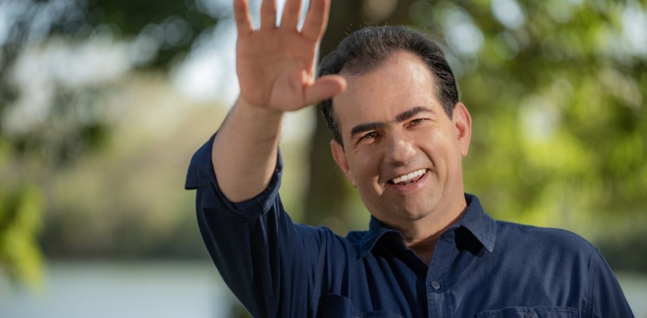 Candidate José Francisco Yunes Zorrilla is looking towards the camera and waving.