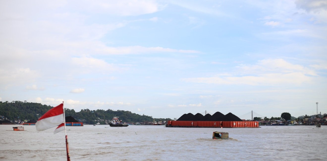 coal barges in samarinda