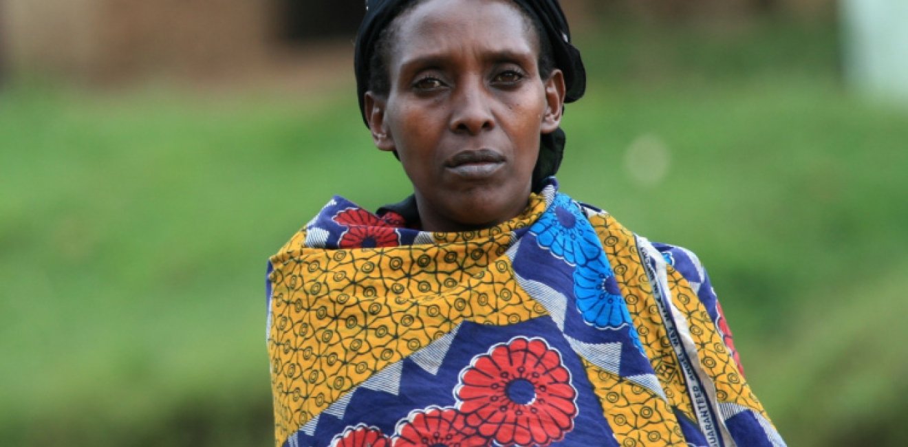 Refugee crosses from the DRCinto Uganda at the border village of Busanza