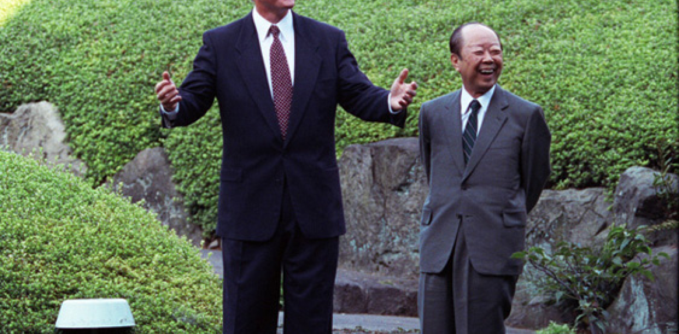 President William J. Clinton with Prime Minister Kiichi Miyazawa in the Garden of Iikura House