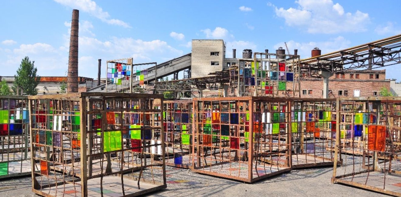 Daniel Buren, “Dans les filets, la couleur”, Izolyatsia. Platform for Cultural Initiatives, Donetsk, 2012.