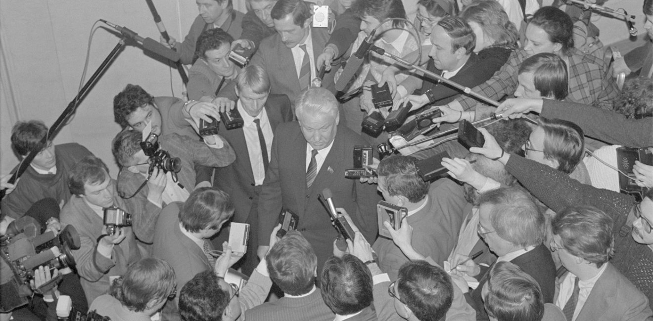 Boris Yeltsin in a crowd of journalists, March 1991