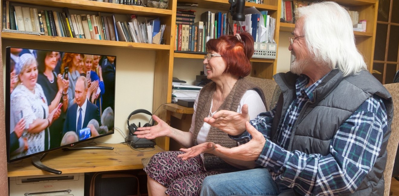 Russian pensioners watch Vladimir Putin's 2018 presidential inauguration on television