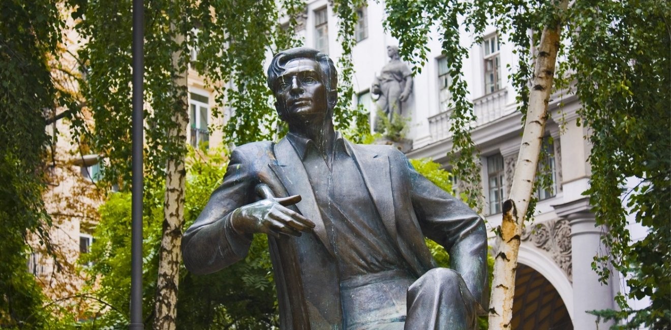 Picture of a statue of a seated man in Kyiv