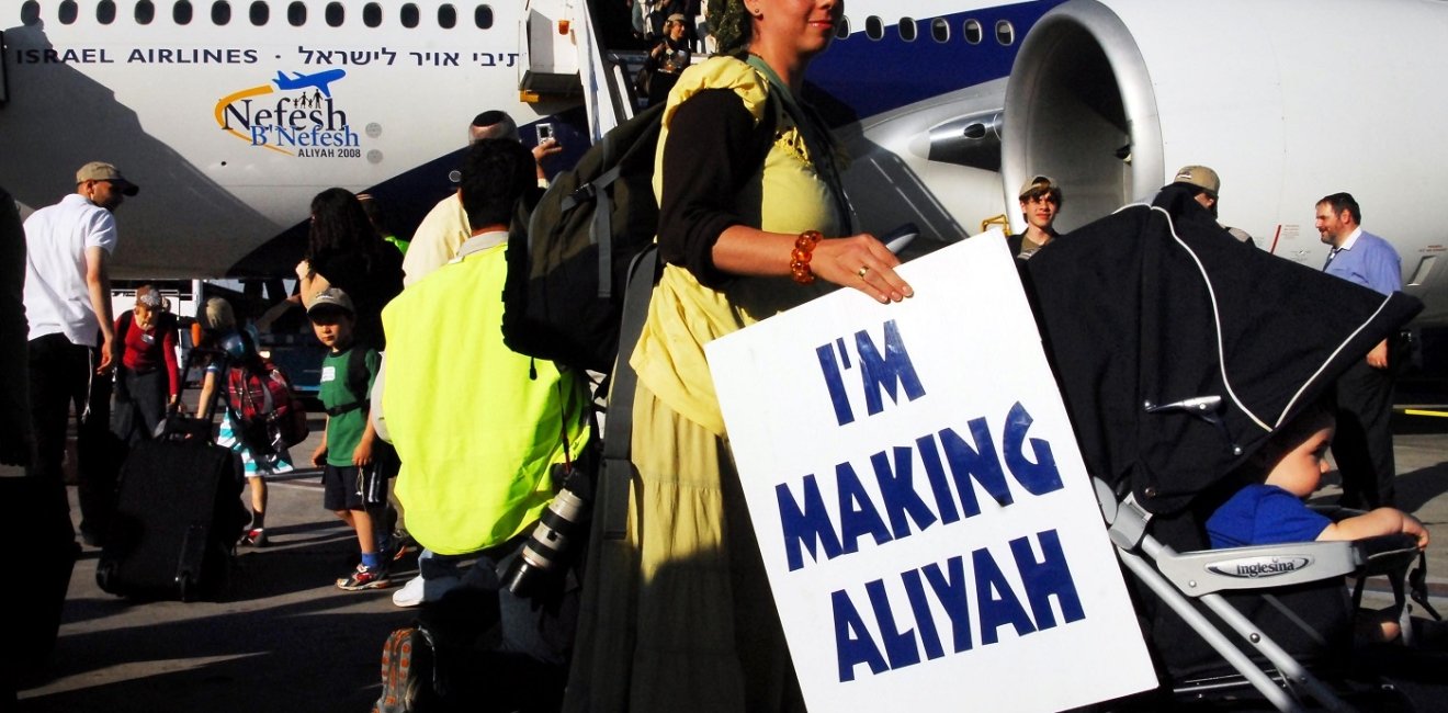  New North American Jewish immigrants making Aliya in Ben Gurion Airport