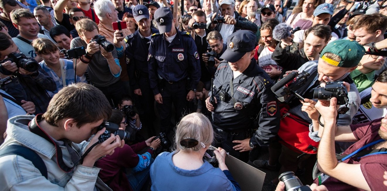 RUSSIA / SAINT PETERSBURG / 2019 JUN 23 / Supporters of detained journalist Ivan Golunov. policeman talks with old women around journalists