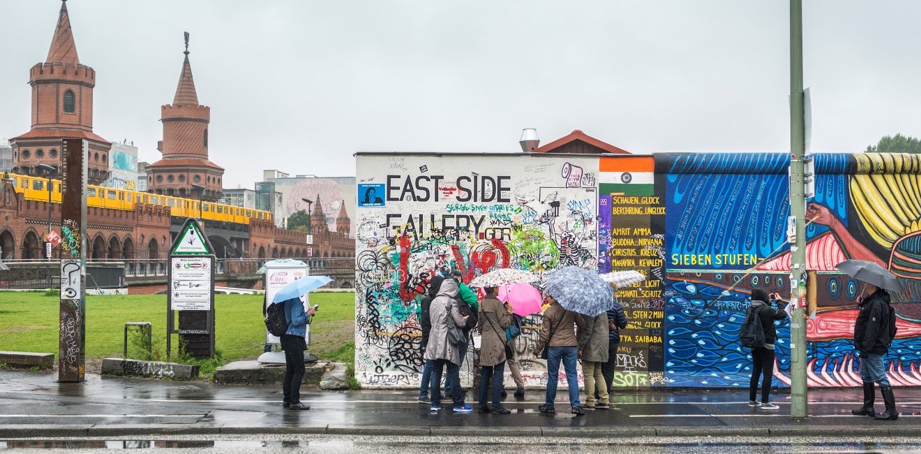 BERLIN, GERMANY - SEPTEMBER 24: The startin of the East Side Gallery with tourists on September 24, 2013 in Berlin. 