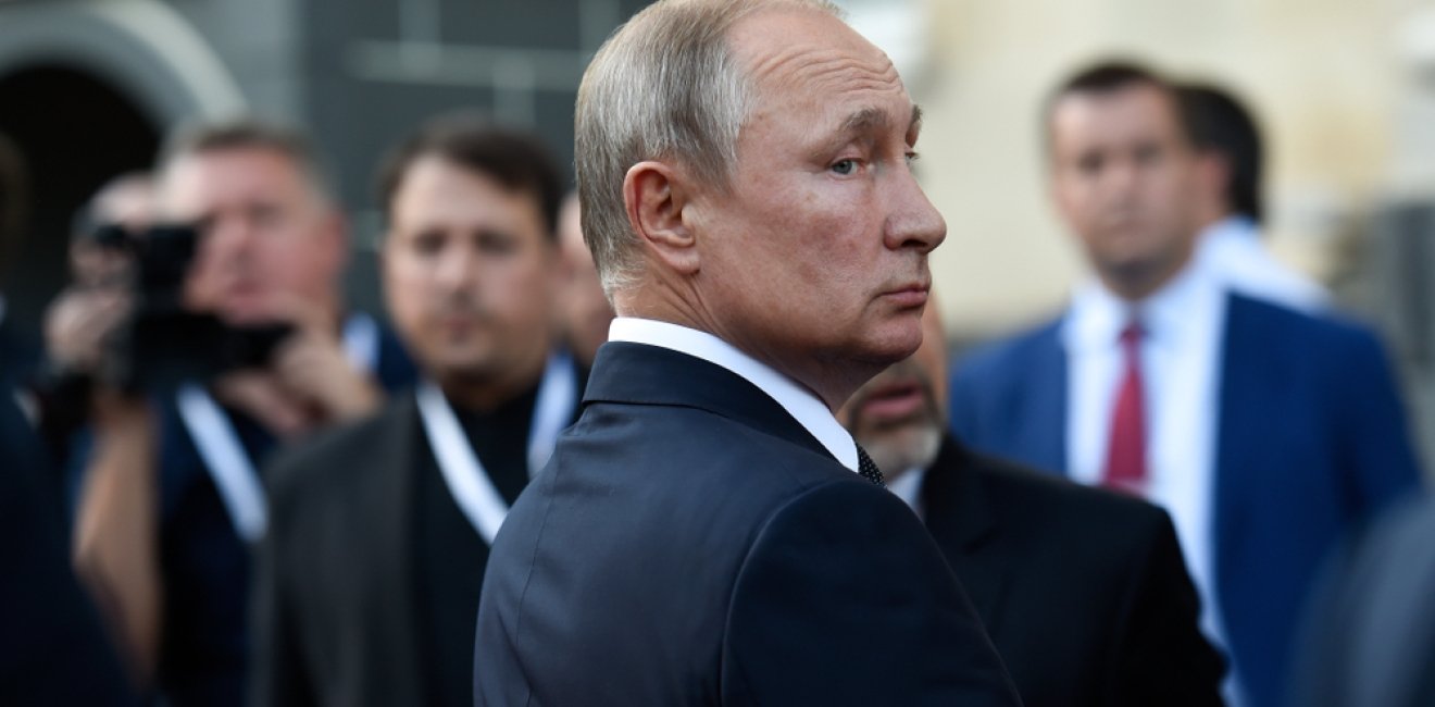 Putin looking over his shoulder