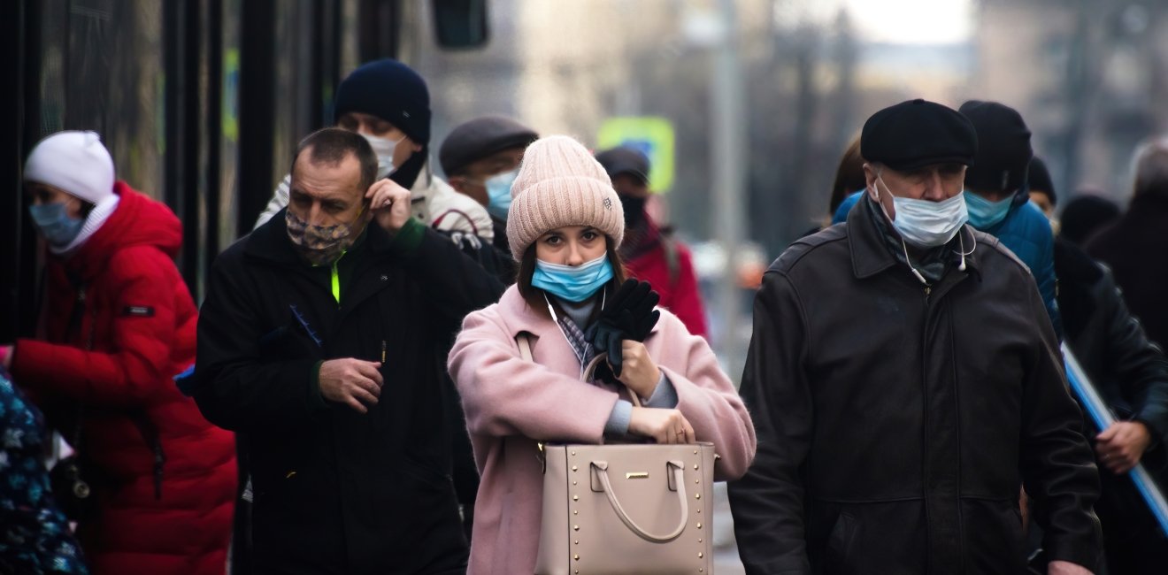 People walk with and without a mask through the streets of St. Petersburg in November 2020.