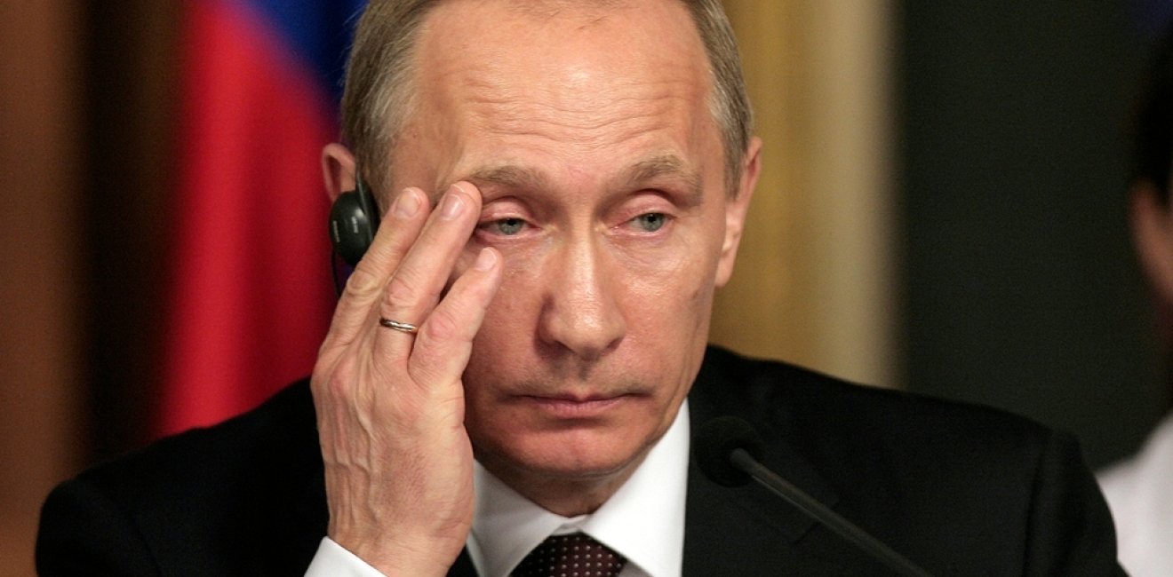 Photo of Putin with his hand on the side of his face