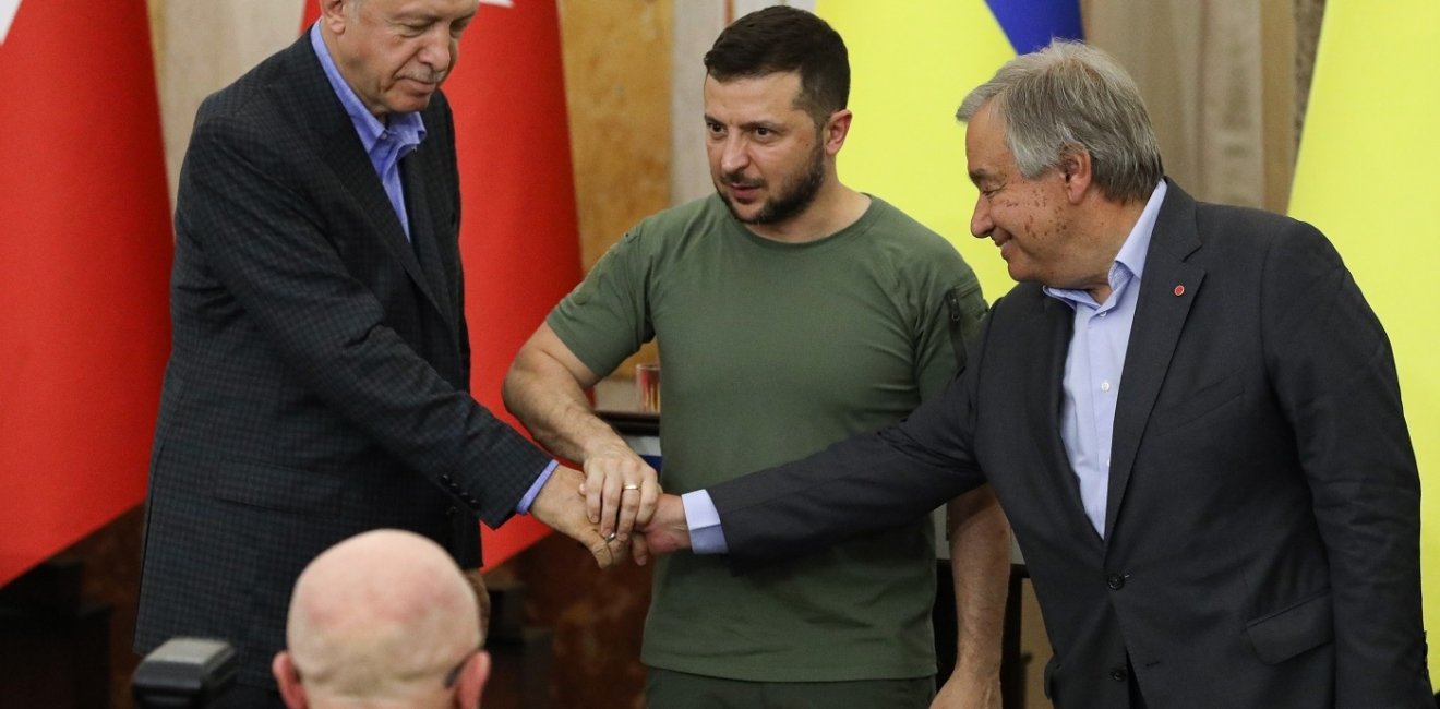 Zelensky, Erdogan, and Guterres shaking hands