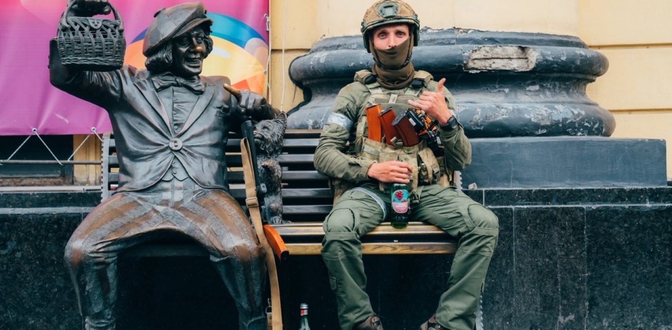 Russia, Rostov-on-Don, 24.06.2023. a soldier on a bench with a sculpture of a clown at a circus in Rostov-on-Don during the attempted military coup in Russia.