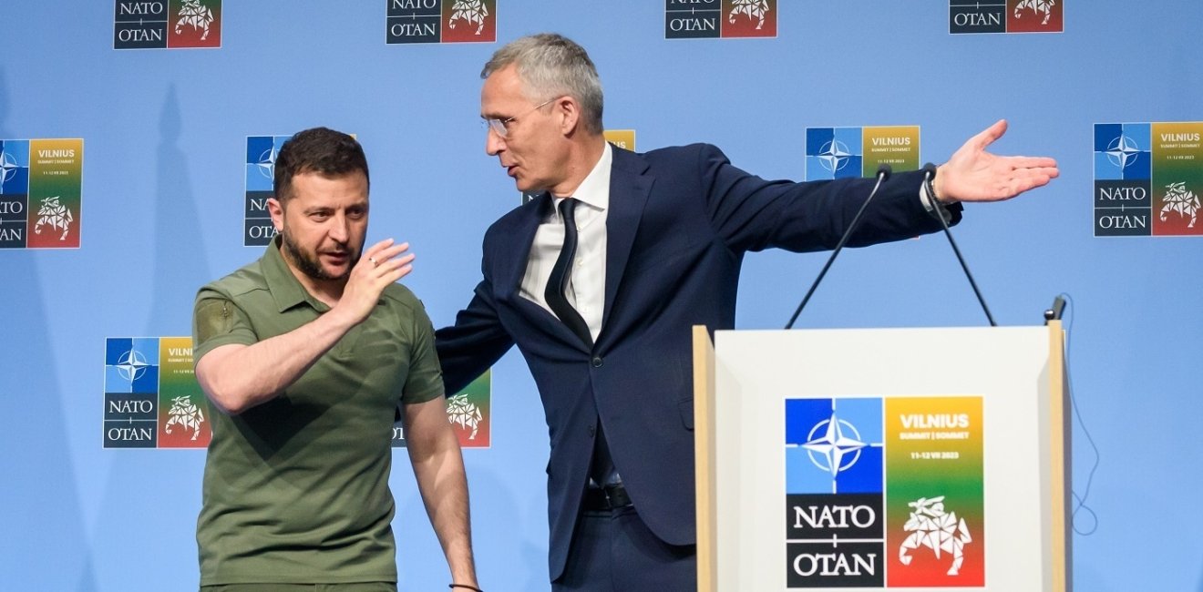  Zelensky and Stoltenberg at a podium 