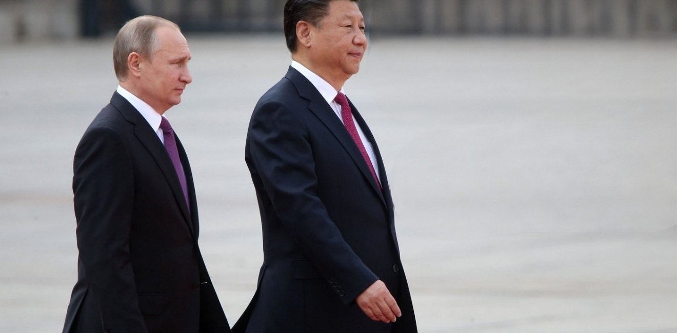 Russian President Vladimir Putin and Chinese President Xi Jinping walking side by side