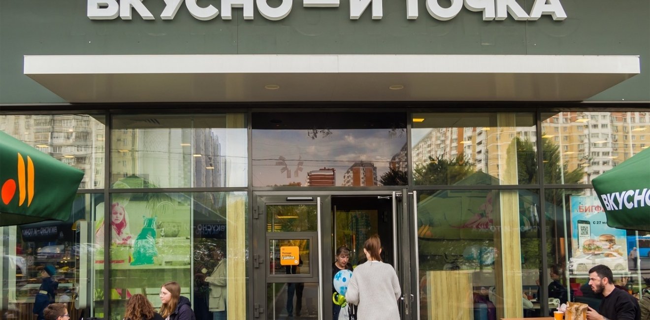 People at the entrance of the fast-food restaurant "Vkusno i tochka" in Moscow