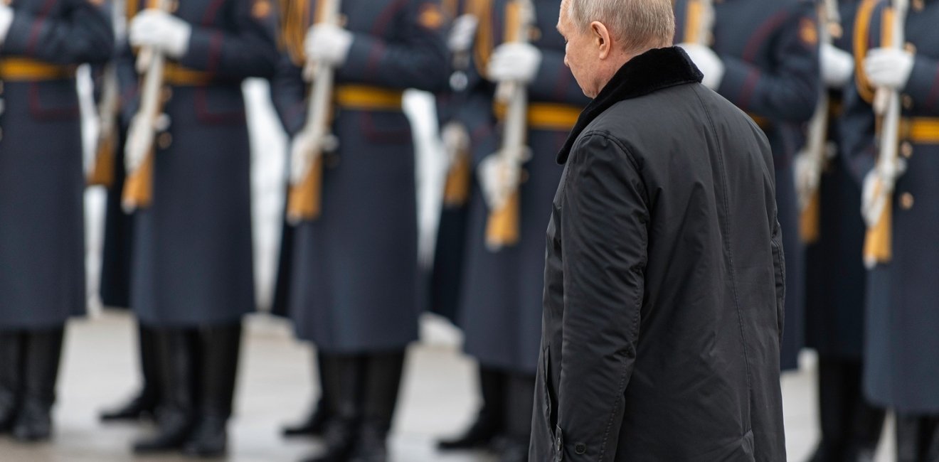 Putin walking in front of soldiers