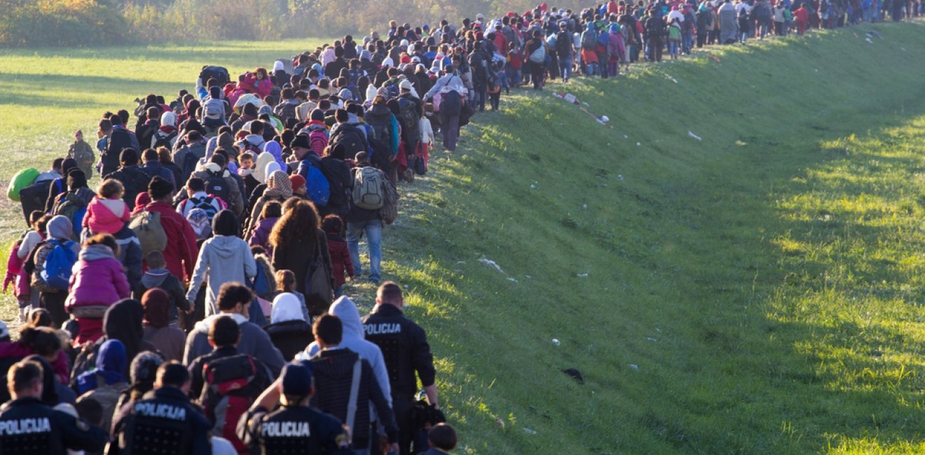 Several Thousand Refugees Travel in the Direction of Deutschland