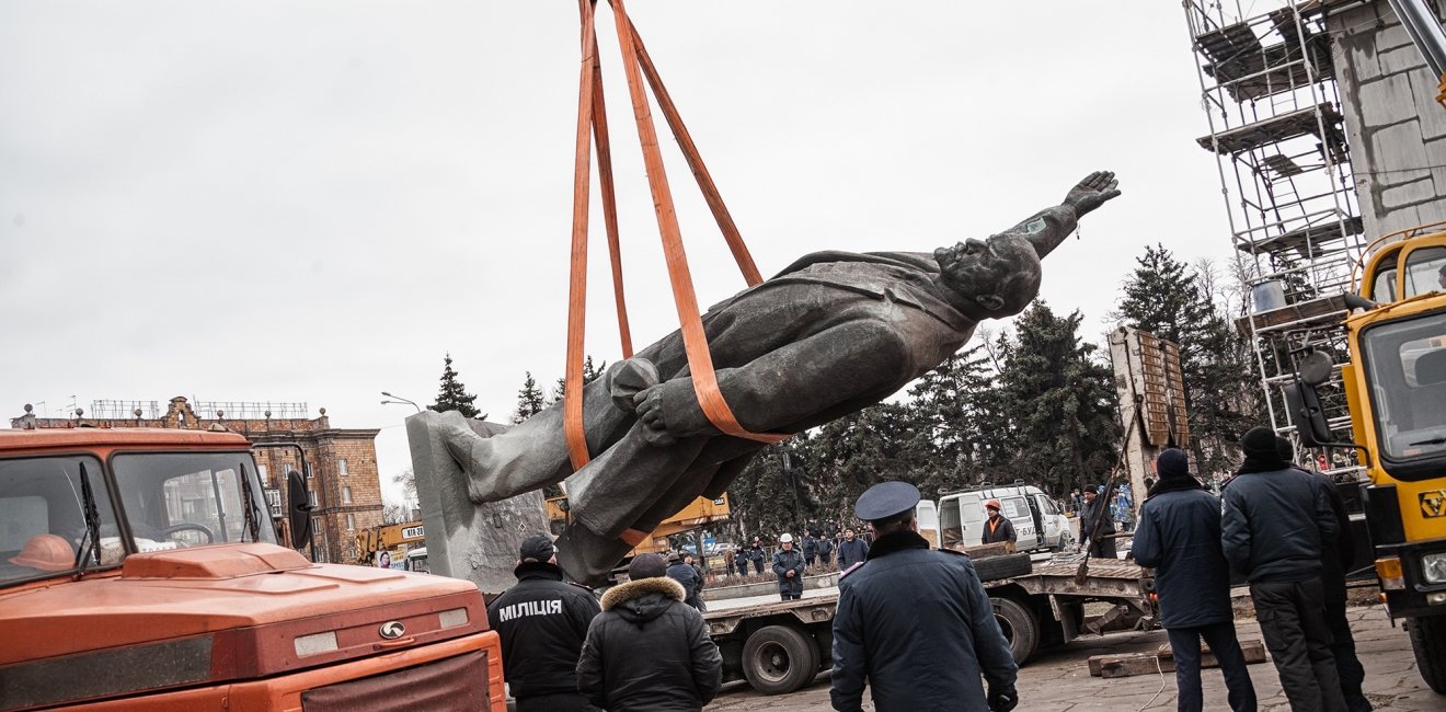 In Zaporizhia, Ukraine, a group dismantles the largest statue of communist leader Vladimir Lenin