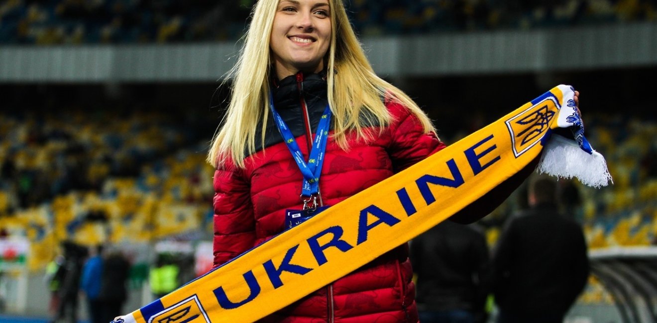 Olha Kharlan holding Ukraine scarf