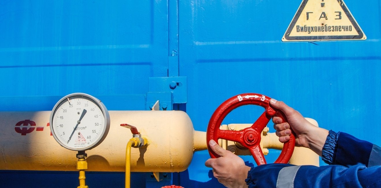 An employee tightens the valve at gas metering station "Uzhgorod" near the Chaslivci village, not far from western Ukrainian city of Uzhgorod, Transcarpathian region on May 21, 2014.