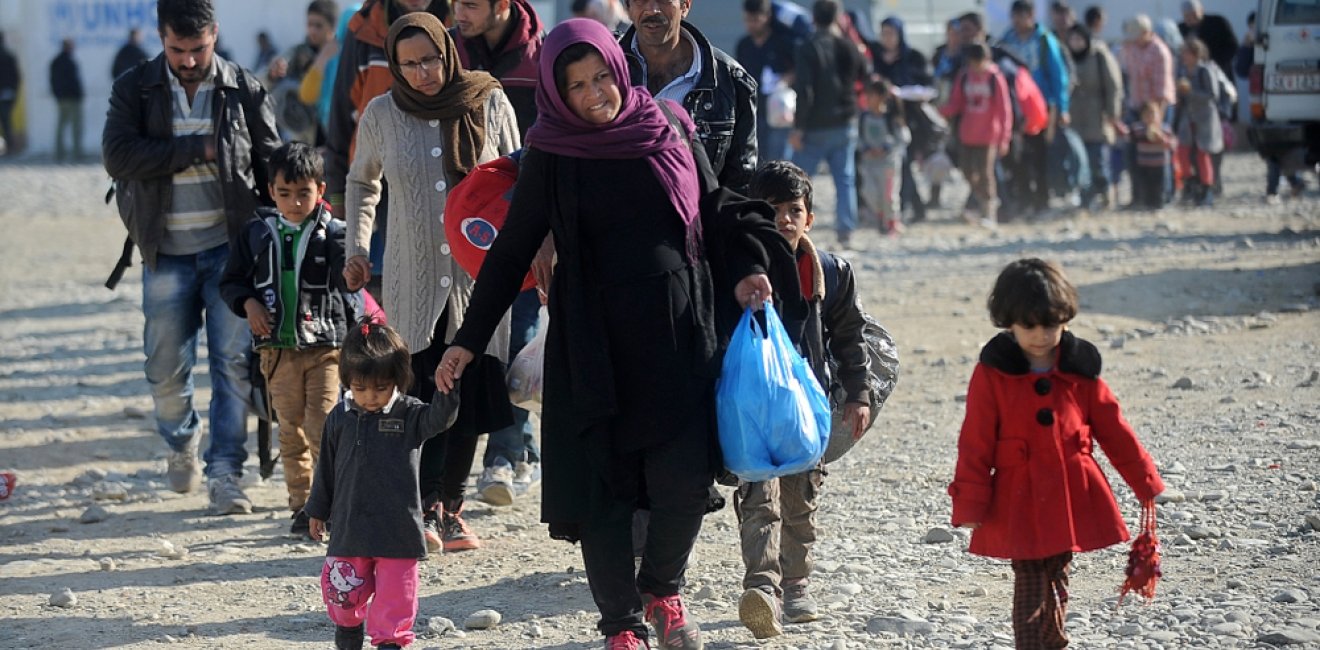 Refugees and migrants moving towards the railway station in Gevgelija.