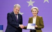 Sauli Niinistö and Ursula von der Leyen shaking hands at the presentation of the report on strengthening European preparedness