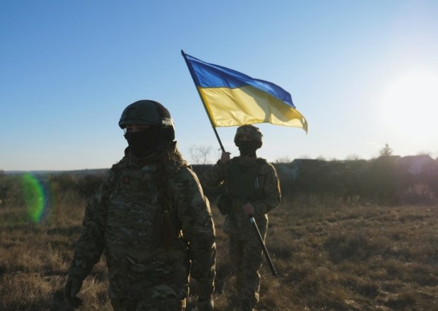 Ukraine soldiers with flag