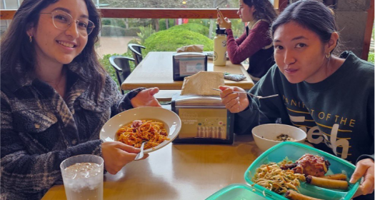 students using reusable food container boxes