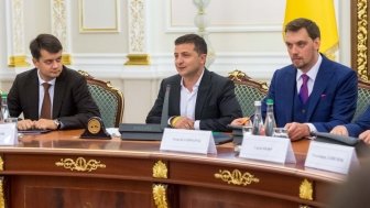 President Zelenskyy at a meeting with the leadership of the Verkhovna Rada, the Cabinet of Ministers, and law enforcement bodies discussing improving Ukrainian businesses. Source: president.gov.ua