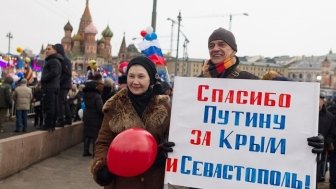 Two Russians holding a pro Crimean seizure sign. Source: CC-BY-SA 4.0.