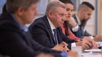 Yakiv Smolii, Governor of Ukraine's National Bank, at a meeting with members of the IMF. Source: Wikimedia Commons.