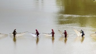 Women fishing in the Terai region of Nepal. 