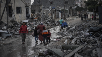 Families forcibly displaced from Gaza City to the southern Gaza Strip on the second day of the declared 4-day truce in Gaza City on October 25, 2023. Photo by Abed Zagout. Copyright: ICRC/Abed Zagout. Used with permission.