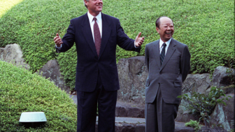 President William J. Clinton with Prime Minister Kiichi Miyazawa in the Garden of Iikura House