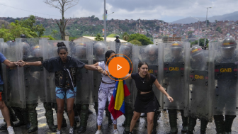 Video_Residents try to block a street to protest the official results the day after the presidential election as National Guards work to remove them in Caracas, Venezuela, Monday, July 29, 2024. (AP Photo/Fernando Vergara)