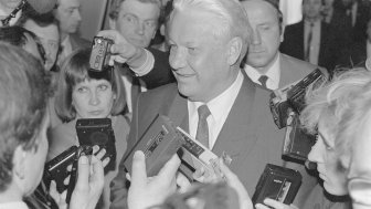 Boris Yeltsin in front of a group of reporters in 1991