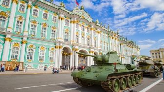 Saint Petersburg. Russia. Tanks in the palace square. T 34. Arms exhibition. Tank on the background of the Hermitage. Defense of Leningrad. Blockade. Second World War. Soviet weapons. 09.08.2017