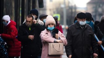 People walk with and without a mask through the streets of St. Petersburg in November 2020.