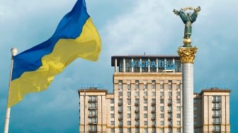 KIEV, UKRAINE, May 26, 2020 Independence Monument, state flag of Ukraine, view of the building of the Ukraine Hotel on Independence Square in Kiev.